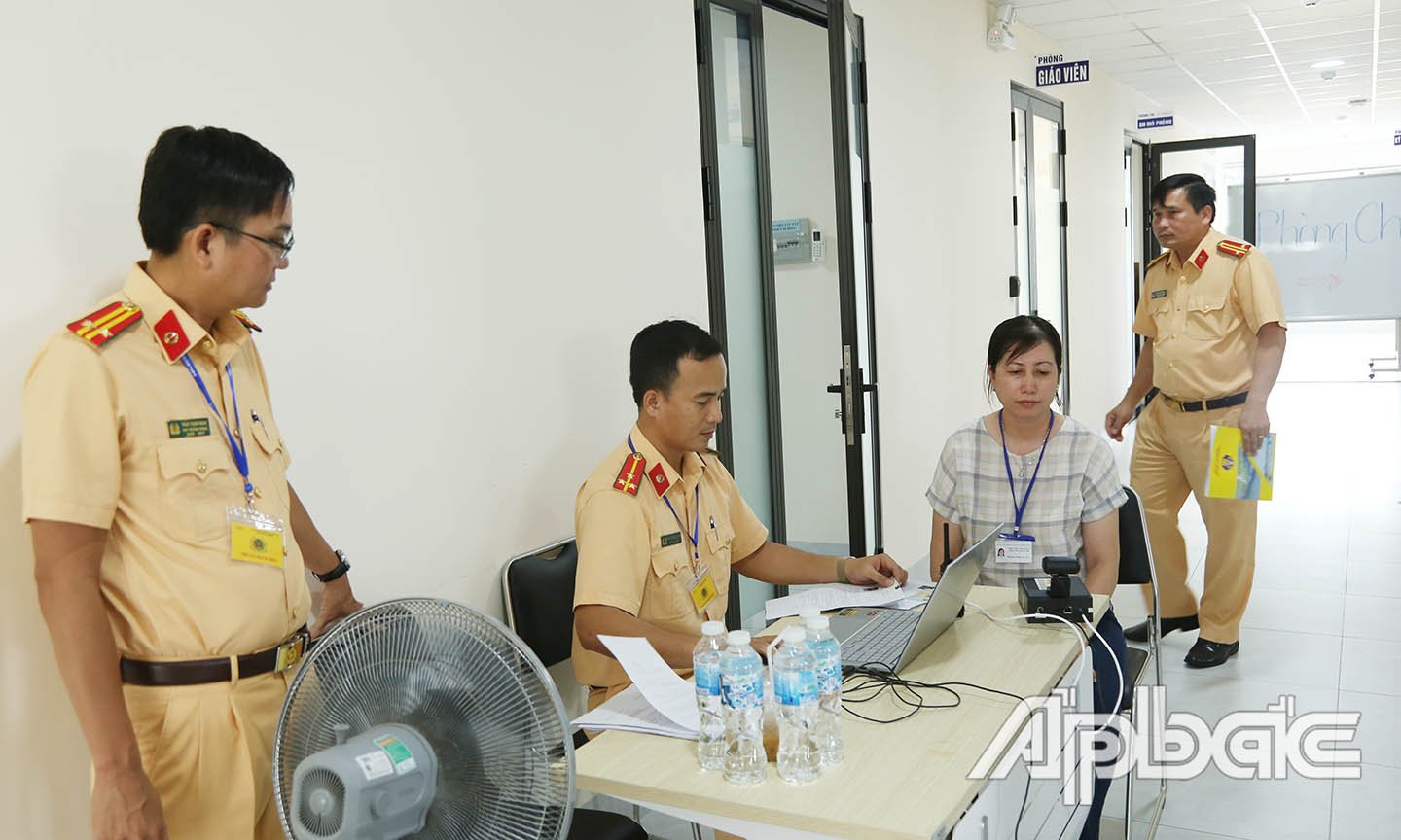 Kiểm tra nghiêm thủ tục các thí sinh trước khi vào phòng thi.