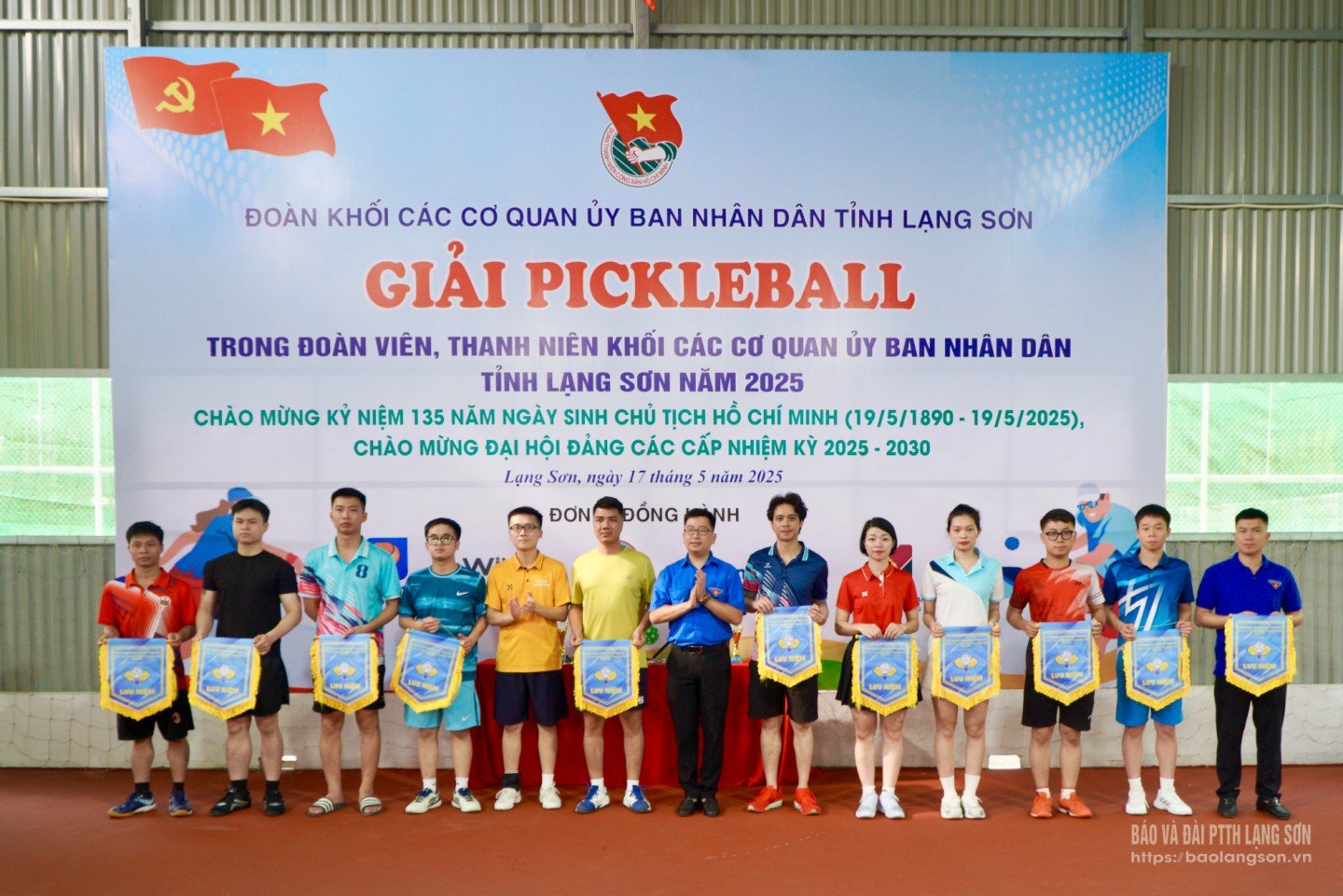 Ban tổ chức tặng cờ lưu niệm cho các đoàn vận động viên