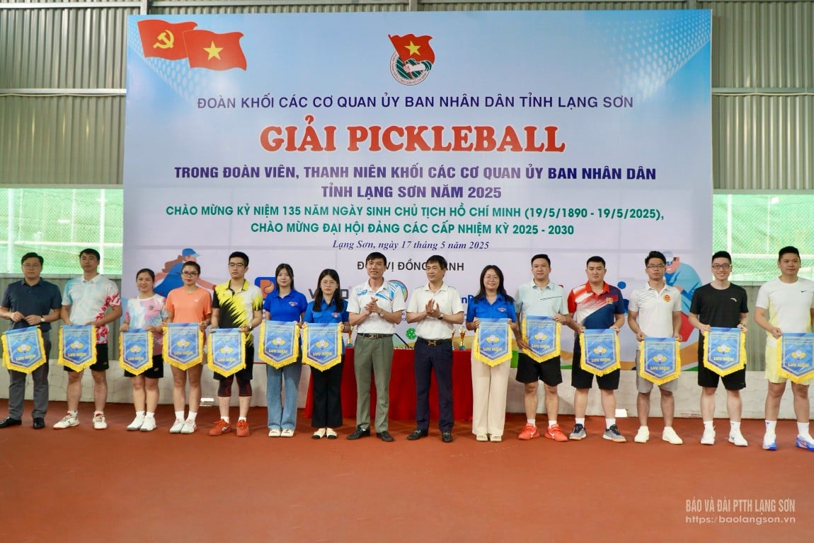 Ban tổ chức tặng cờ lưu niệm cho các đoàn vận động viên