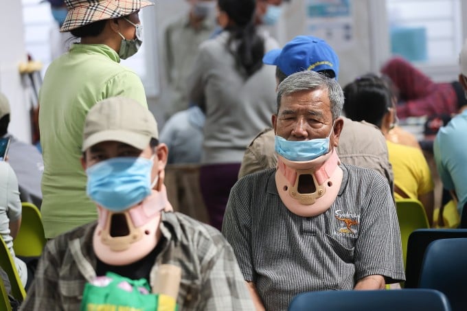Người bệnh chờ khám tại Bệnh viện Chấn thương Chỉnh hình TP HCM. Ảnh: Quỳnh Trần