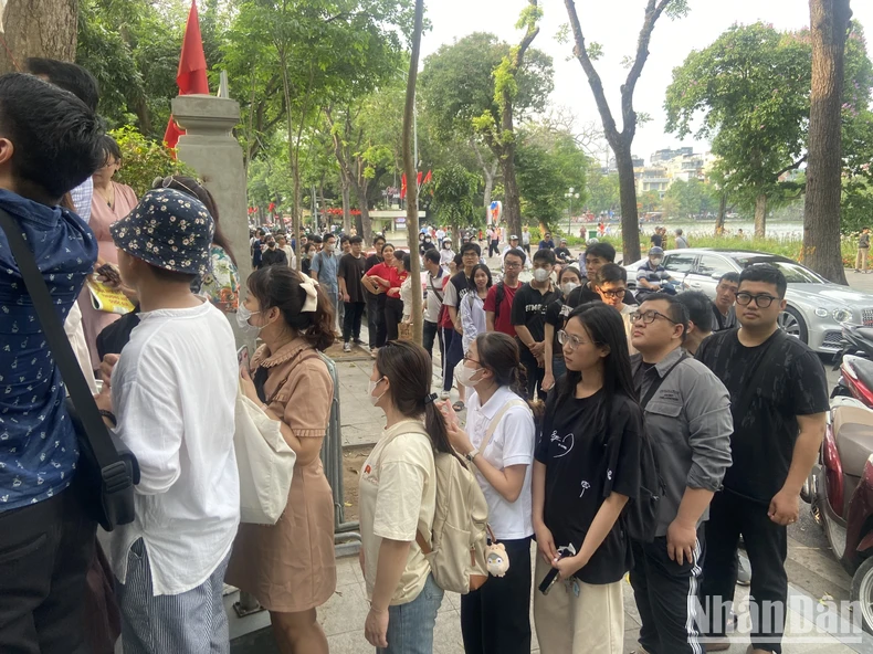 Giới trẻ thích thú với triển lãm ảnh và ấn phẩm đặc biệt kỷ niệm 135 năm Ngày sinh Chủ tịch Hồ Chí Minh ảnh 5