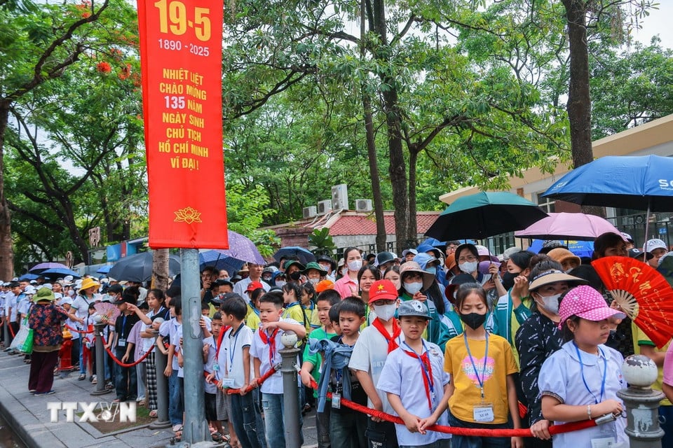 Đông đảo người dân tập trung phía phố Ngọc Hà, xếp hàng để vào Lăng viếng Bác. (Ảnh: Hoàng Hiếu/TTXVN)