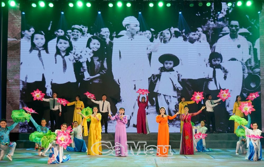 Các nghệ sĩ của Đoàn Cải lương Hương Tràm góp vào chương trình nghệ thuật ca cảnh cải lương: Lời ca dâng Bác - Con về hát giữa Làng Sen  (Âm nhạc: Trọng Loan, Lê Hoàng Bửu; Lời cổ: NSƯT Lịch Sử)