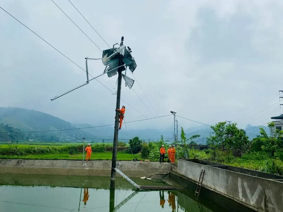 Công nhân Điện lực Lào Cai khắc phục sự gây mất an toàn lưới điện.