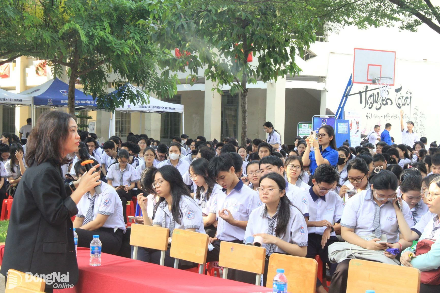 Tiến sĩ Cao Thị Huyền, giảng viên tâm lý Trường đại học Đồng Nai tư vấn tâm lý cho học sinh. Ảnh: Nga Sơn

