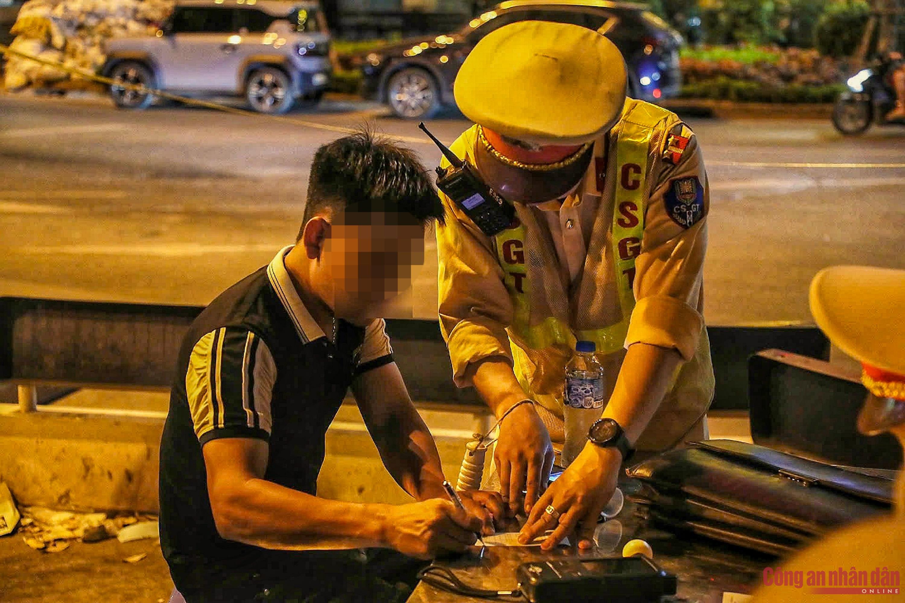 Hè về, CSGT tăng cường kiểm soát nồng độ cồn -1