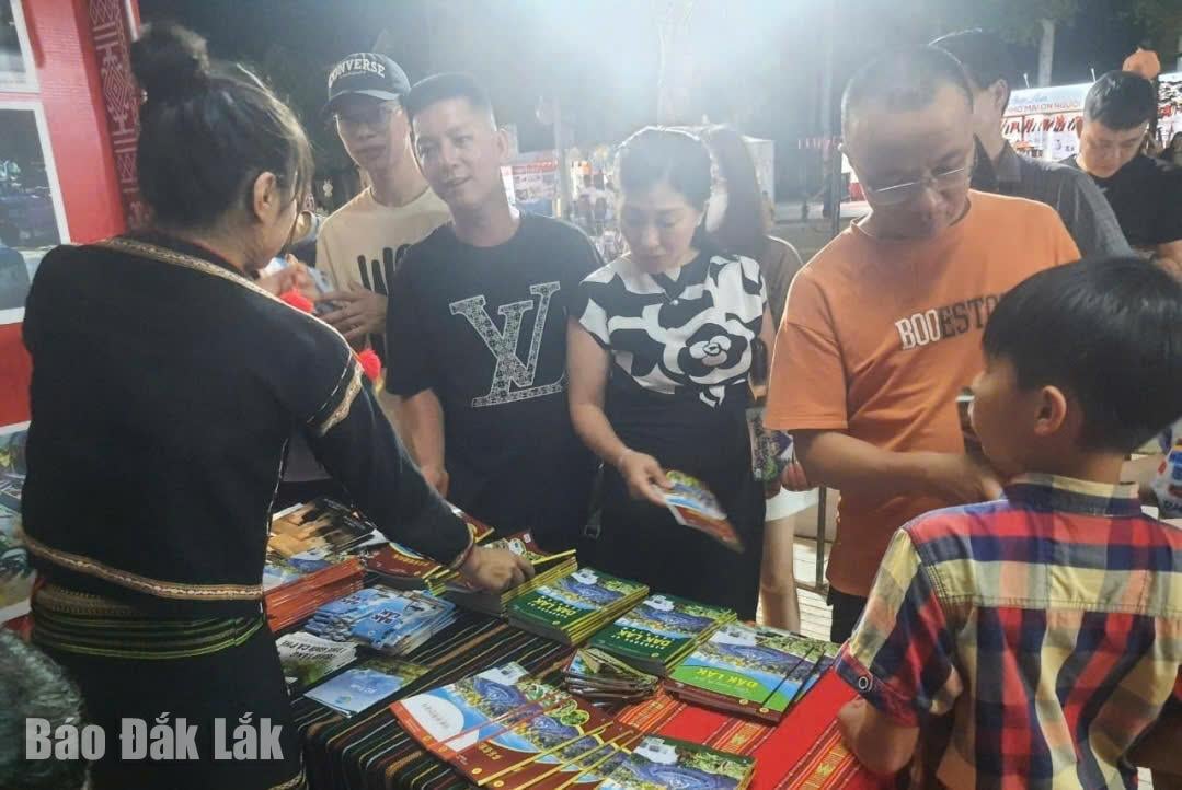 Giới thiệu thành tựu kinh tế - xã hội, các điểm du lịch của tỉnh Đắk Lắk đến với du khách tham gia triển lãm.
