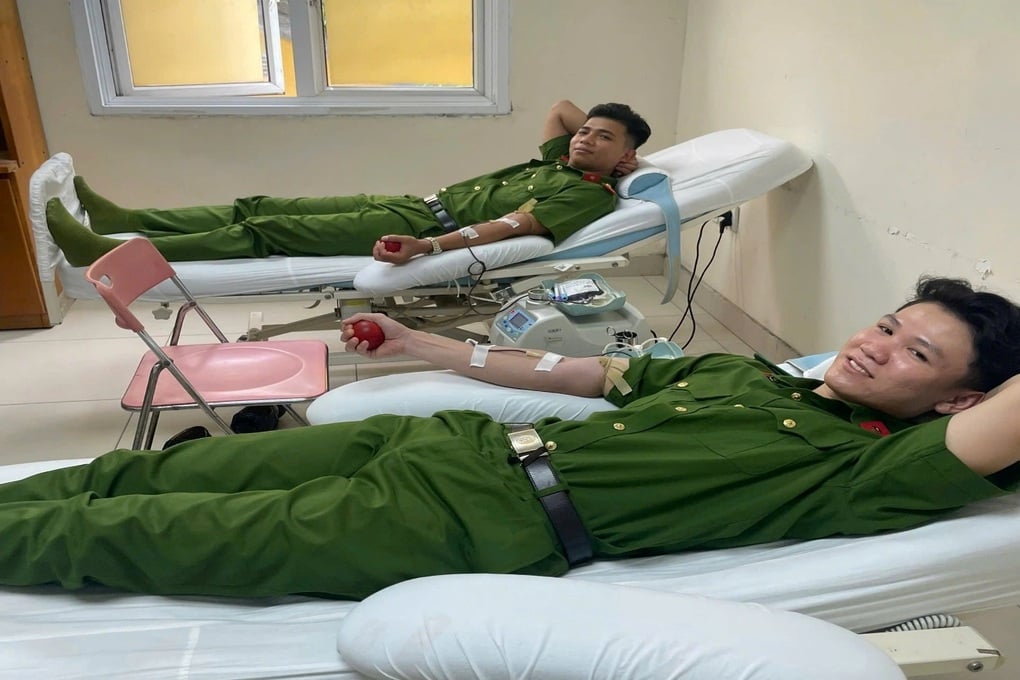 Ba chiến sĩ cảnh sát cùng làm một việc giúp bệnh nhân nguy kịch - 1