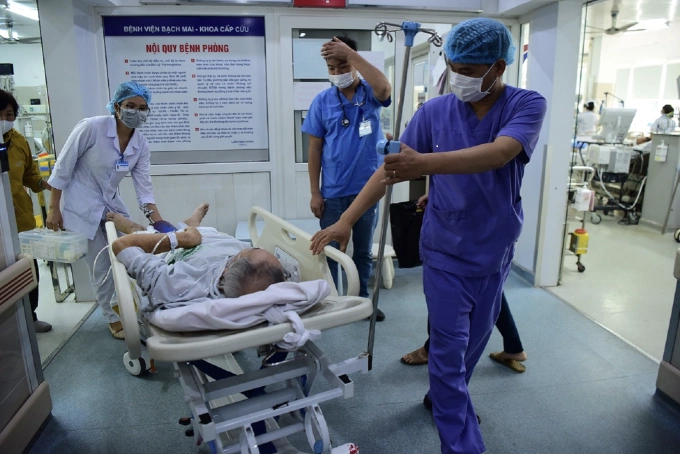 Bác sĩ tại Trung tâm cấp cứu A9, Bệnh viện Bạch Mai, chạy đua giành giật sự sống cho người bệnh. Ảnh: Giang Huy
