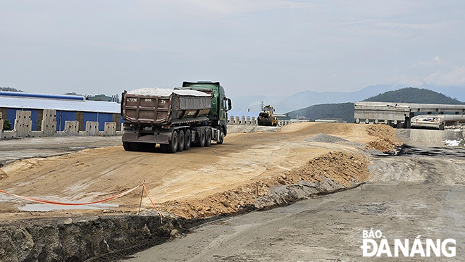 Các đơn vị thi công dự án đường nối cảng Liên Chiểu.   Ảnh: THÀNH LÂN
