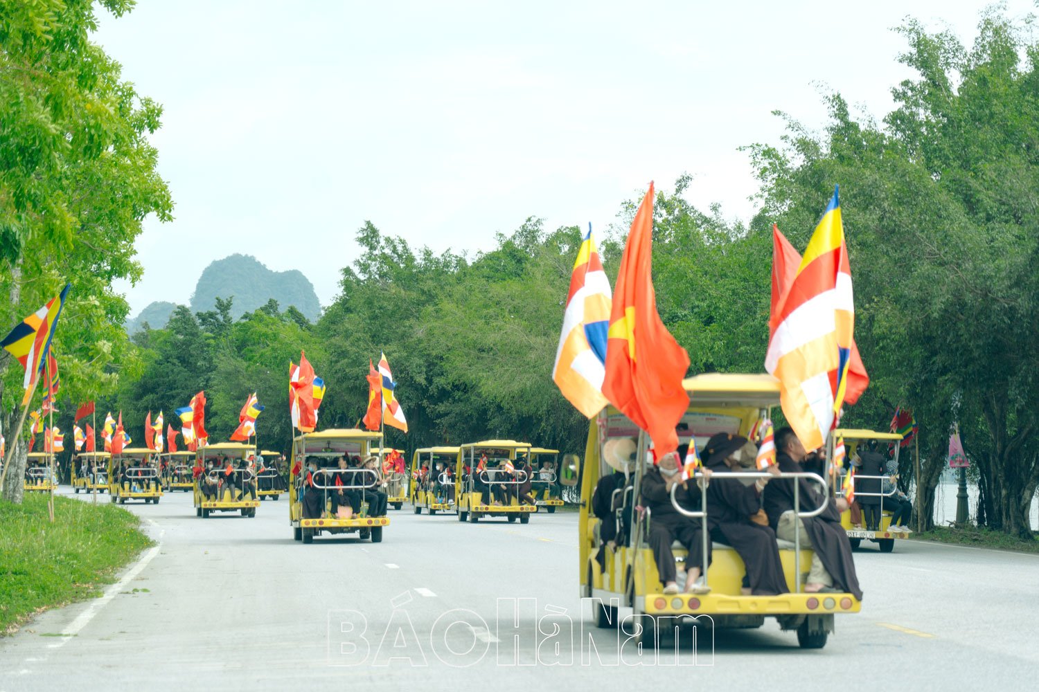 Người dân khắp nơi hoan hỉ đổ về chùa Tam Chúc chiêm bái xá lợi Đức Phật