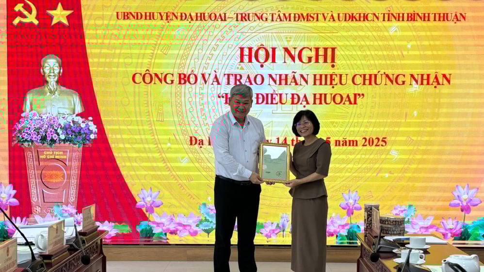 Trao Chứng nhận nhãn hiệu Hạt điều Đạ Huoai cho huyện Đạ Huoai