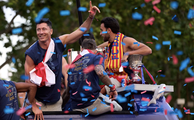 Xứ Catalan mở hội, Barcelona tưng bừng rước 3 cúp vô địch - Ảnh 7.