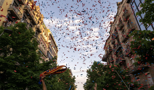 Xứ Catalan mở hội, Barcelona tưng bừng rước 3 cúp vô địch - Ảnh 17.