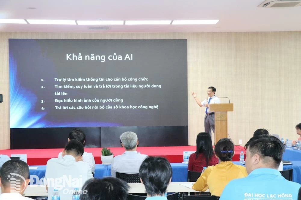 Le Dr Huynh Cao Tuan, de l'Université Lac Hong, présente les fonctions de l'assistant IA du Département des sciences et technologies - ADNI. Photo : Hai Yen