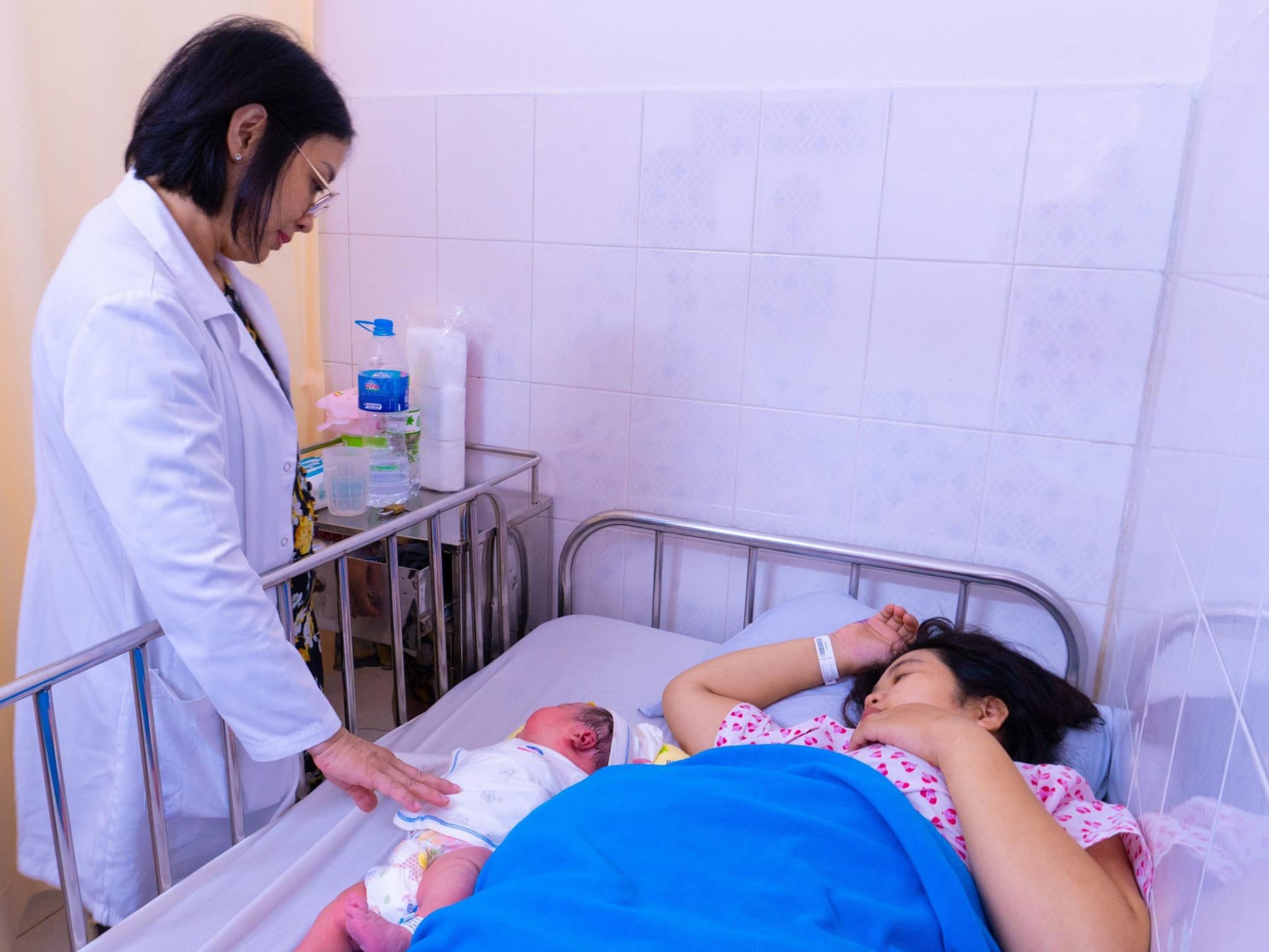 医師が病院で産後の女性を診察する。写真: SKDS