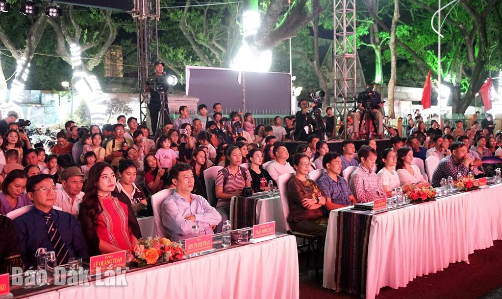 Đại biểu và đông đảo du  khách, nhân dân tham dự chương trình