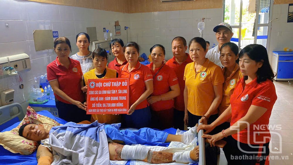 Hội Chữ thập đỏ phường Tân Long trao kinh phí hỗ trợ cho gia đình anh Trung tại Bệnh viện.