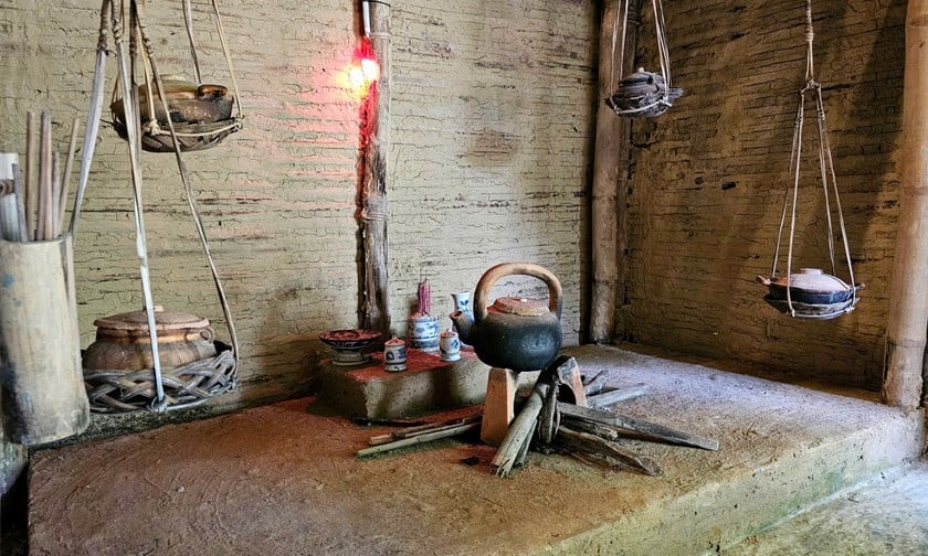 Khung cảnh tái hiện gian bếp đơn sơ tại di tích nhà lưu niệm Bác Hồ