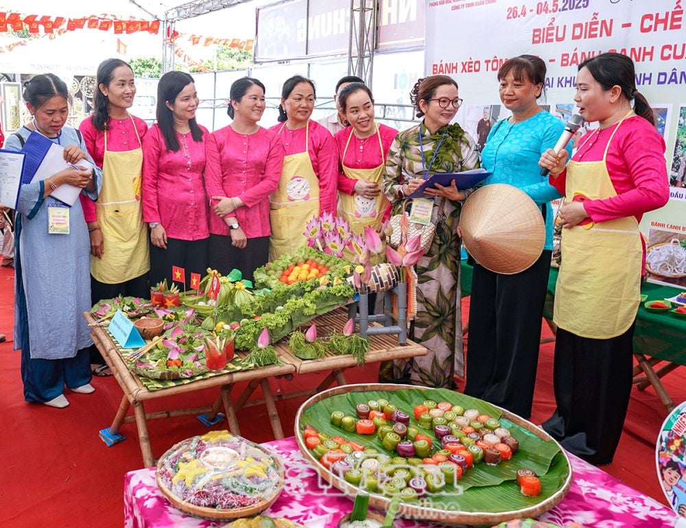 Vùng ngọt hoá Trần Văn Thời dồi dào về nguyên liệu, được phụ nữ địa phương làm nên những mâm bánh dân gian, trang trí đầy ấn tượng nhân Ngày hội Bánh dân gian Nam Bộ tại TP Cà Mau vừa qua.