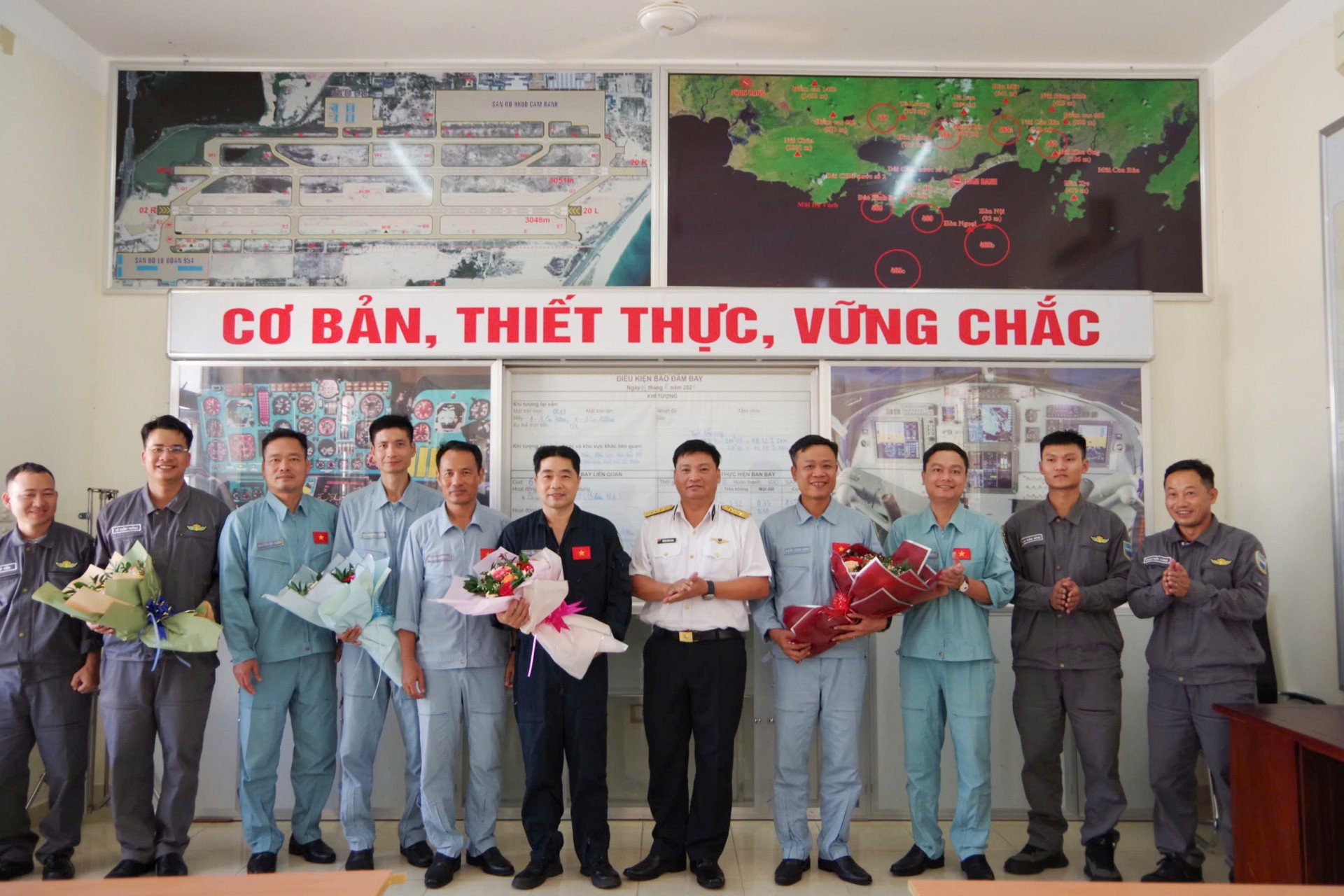 Thủ trưởng lữ đoàn chúc mừng phi công, thành viên tổ bay hoàn thành nhiệm vụ ban bay.
