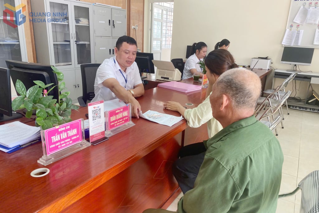 Cán bộ UBND xã Đồng Rui hướng dẫn người dân làm các TTHC.