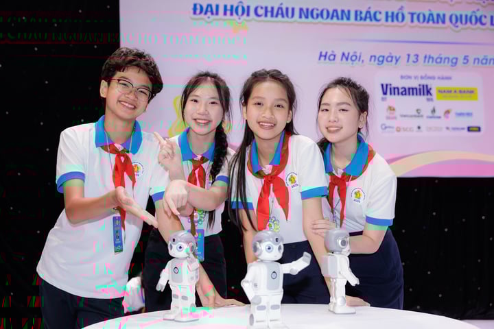 “Vinh dự và tự hào là cảm xúc chung của chúng em khi tham gia đại hội năm nay. Được gặp những Cháu ngoan Bác Hồ nhiều thế hệ trước, em cũng được tiếp thêm động lực và năng lượng để cố gắng hơn nữa trong tương lại”, em Đặng Kim Thiên Kim (thứ 2 từ phải sang) – Học sinh lớp 7 trường THCS Lê Ngọc Hân (quận Hai Bà Trưng, Hà Nội) chia sẻ.