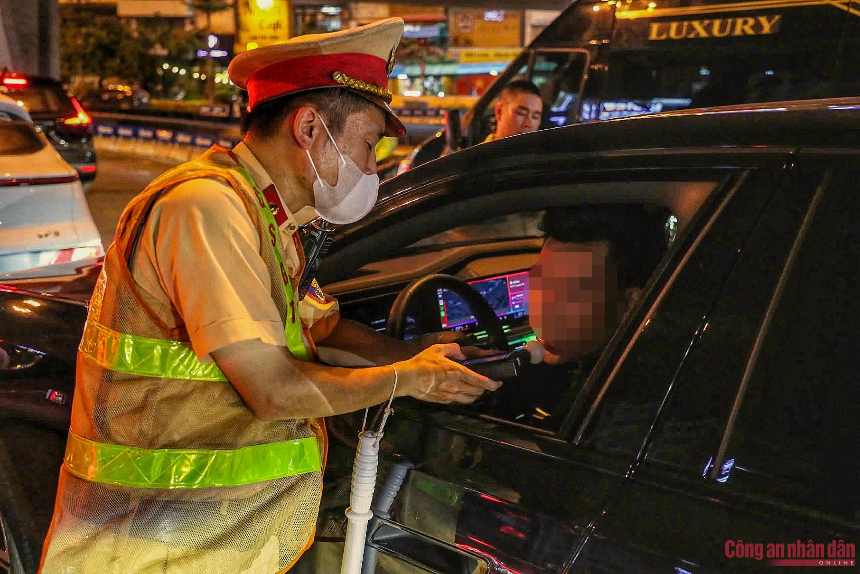Hè về, CSGT tăng cường kiểm soát nồng độ cồn -1