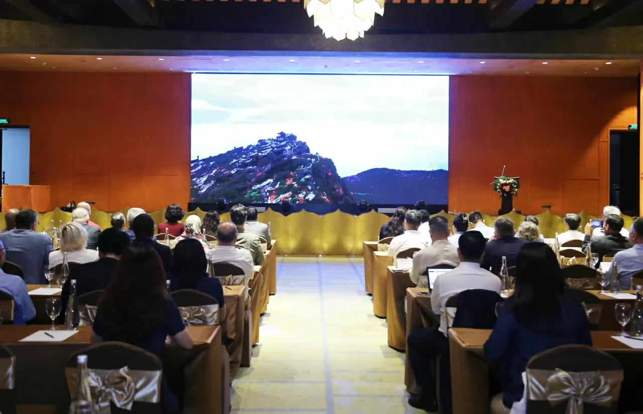 Các đại biểu xem thước phim giới thiệu về khu di tích và danh thắng Yên Tử - Vĩnh  Nghiêm – Côn Sơn, Kiếp Bạc. (Ảnh: Thành Long)