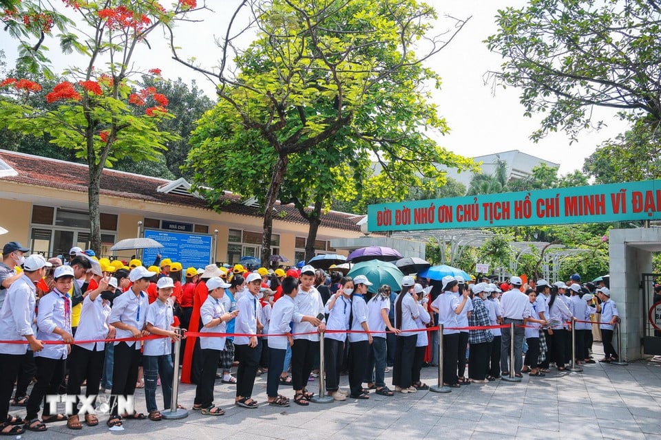 Đông đảo người dân tập trung phía phố Ngọc Hà, xếp hàng để vào Lăng viếng Bác. (Ảnh: Hoàng Hiếu/TTXVN)