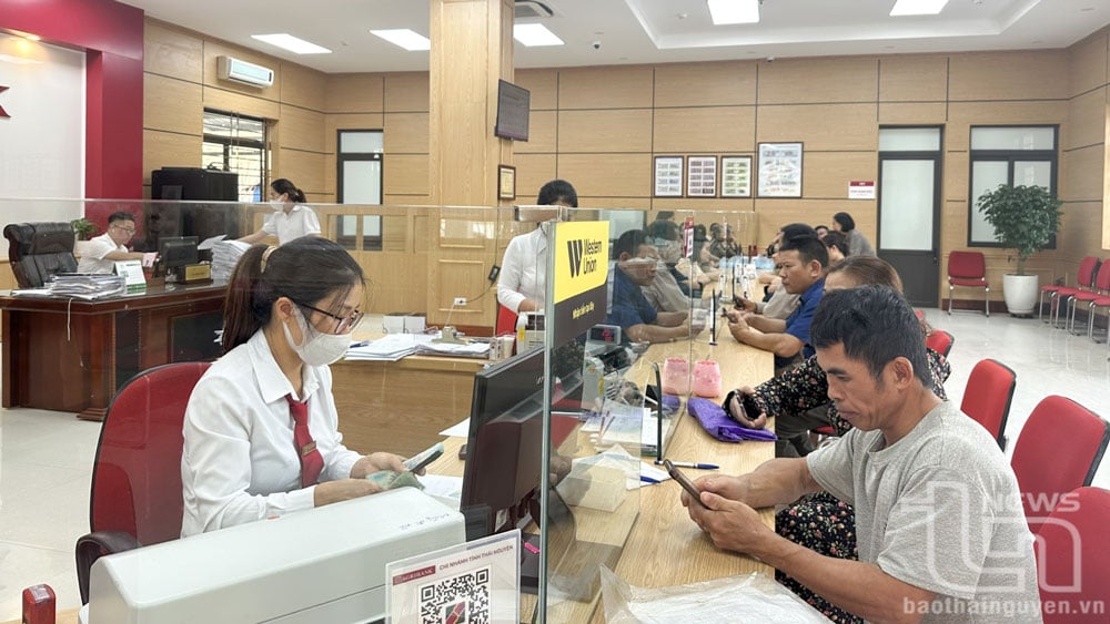 Nhân viên Ngân hàng Agribank Chi nhánh Định Hóa hướng dẫn, hỗ trợ khách hàng thực hiện thủ tục vay vốn.