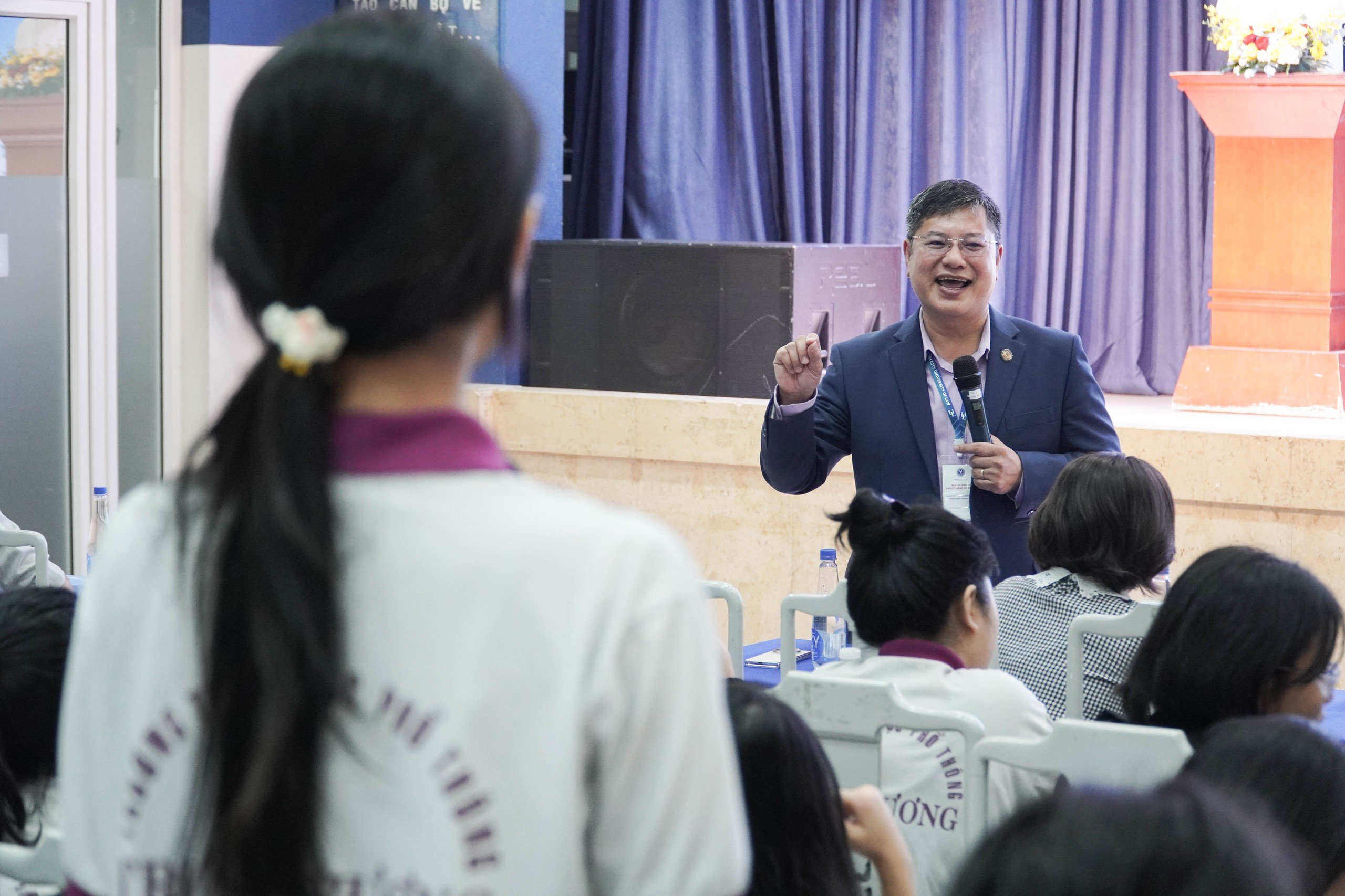 Phụ huynh trải nghiệm 1 ngày làm sinh viên cùng con  - Ảnh 3.