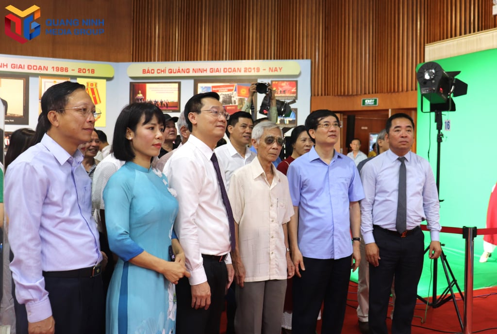 Các đại biểu tham quan khu vực lịch sử báo chí Việt Nam. 