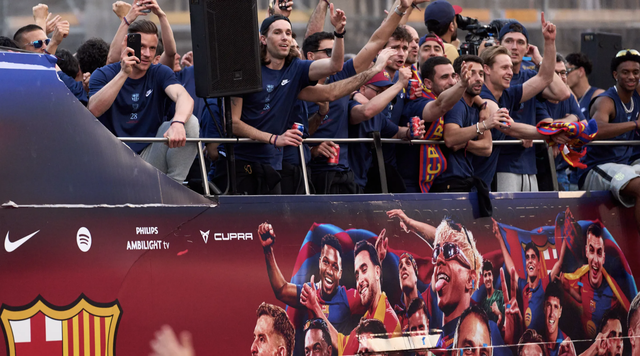 Xứ Catalan mở hội, Barcelona tưng bừng rước 3 cúp vô địch - Ảnh 16.