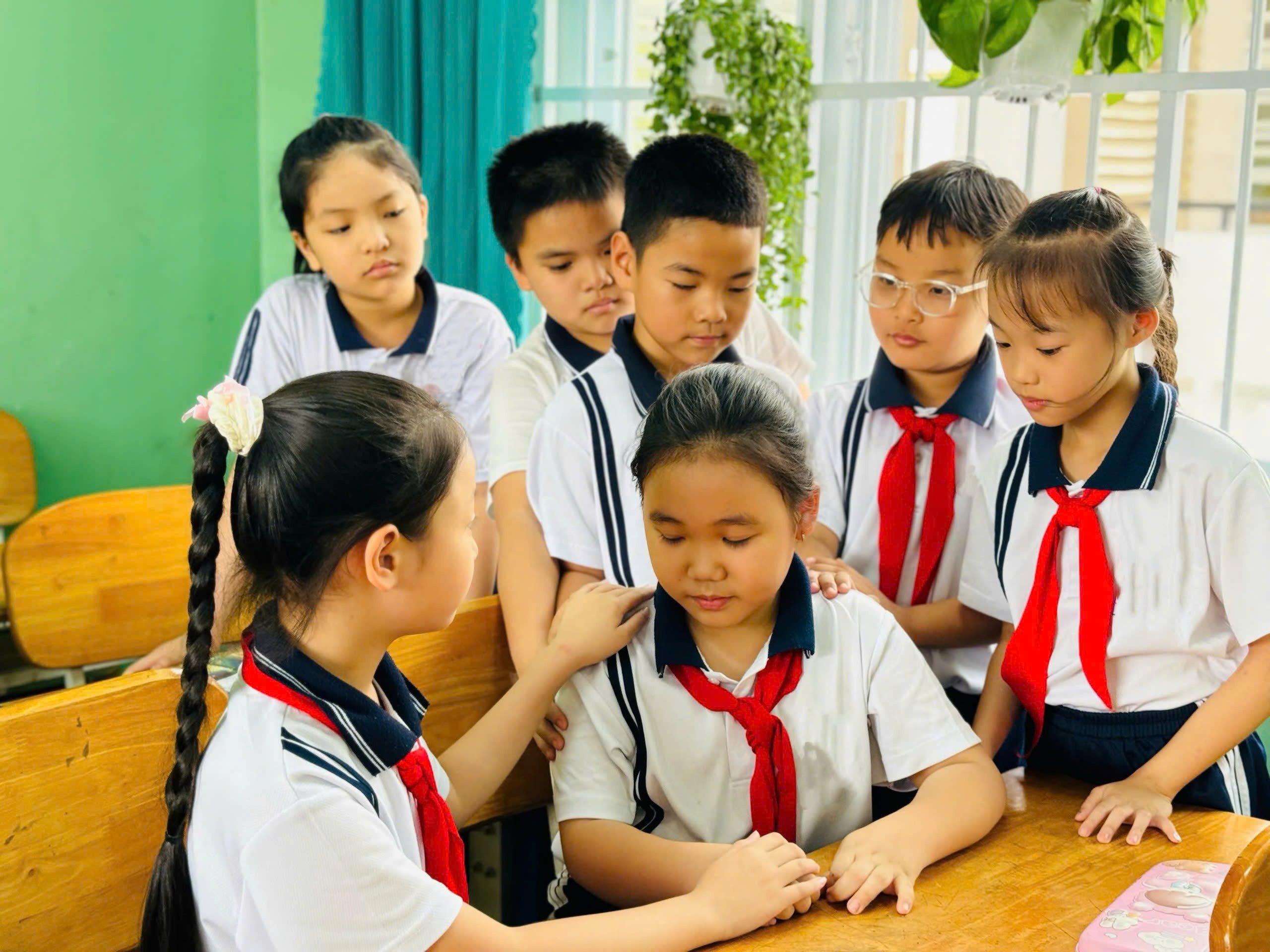 Từng hành động, từng việc làm nhỏ của các em biết thể hiện sự yêu thương, quan tâm người khác