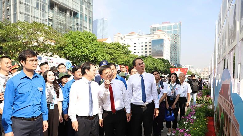 Khai mạc triển lãm kỷ niệm 135 năm Ngày sinh Chủ tịch Hồ Chí Minh ảnh 1