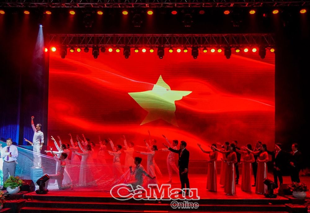 Ca sĩ Nhựt Tân và tốp ca múa Trung tâm Văn hóa tỉnh nối mạch cảm xúc, ngợi ca sự hi sinh, ý chỉ quyết tâm ra đi tìm đường cứu nước của Chủ tịch Hồ Chí Minh với ca khúc Dấu chân phía trước (Nhạc: Phạm Minh Tuấn, Thơ: Hồ Thi Ca, Biên đạo: Bích Ngọc)