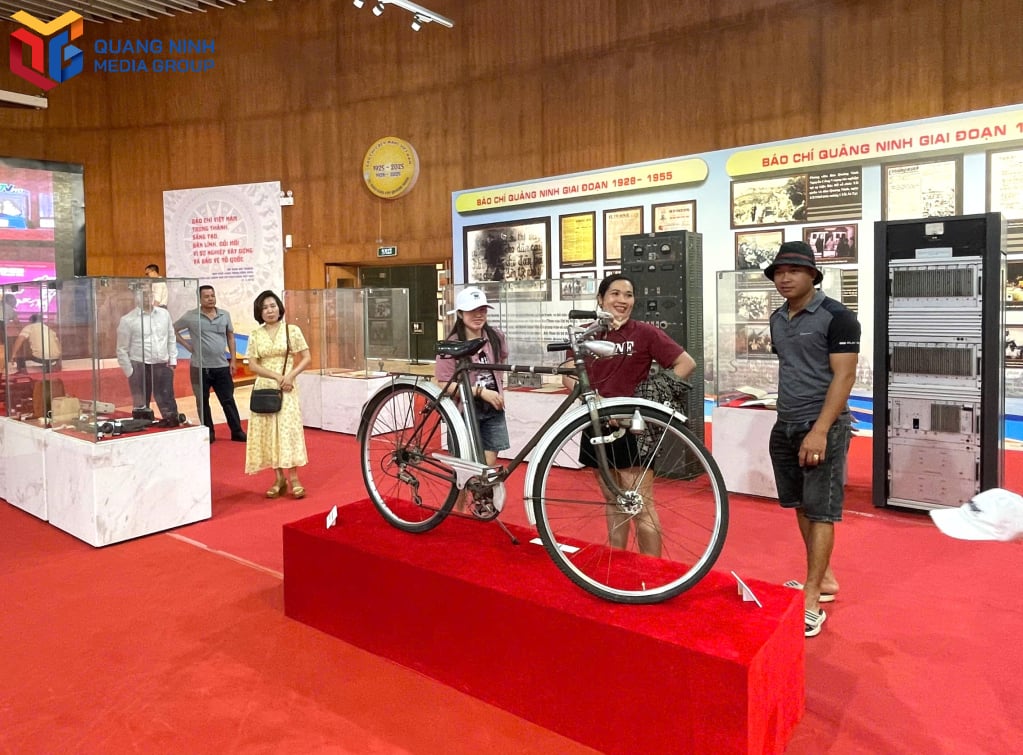Người dân thích thú trước các hiện vật được bày trí sinh động, phản ánh rõ nét đặc trưng các thời kỳ lịch sử. 