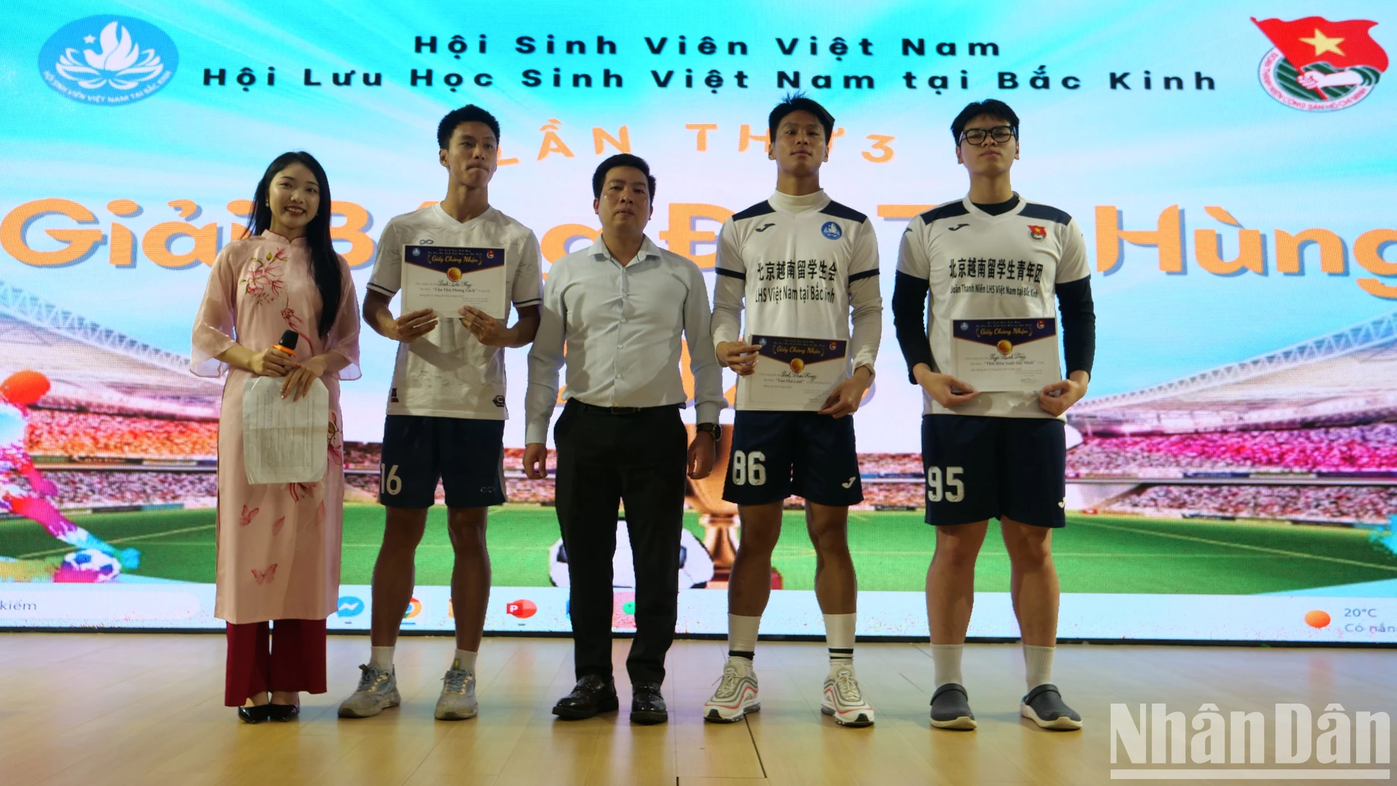 [Foto] Emocionante Torneo de Fútbol Cuatro Estrellas de Vietnam en Beijing, China, en 2025 foto 14