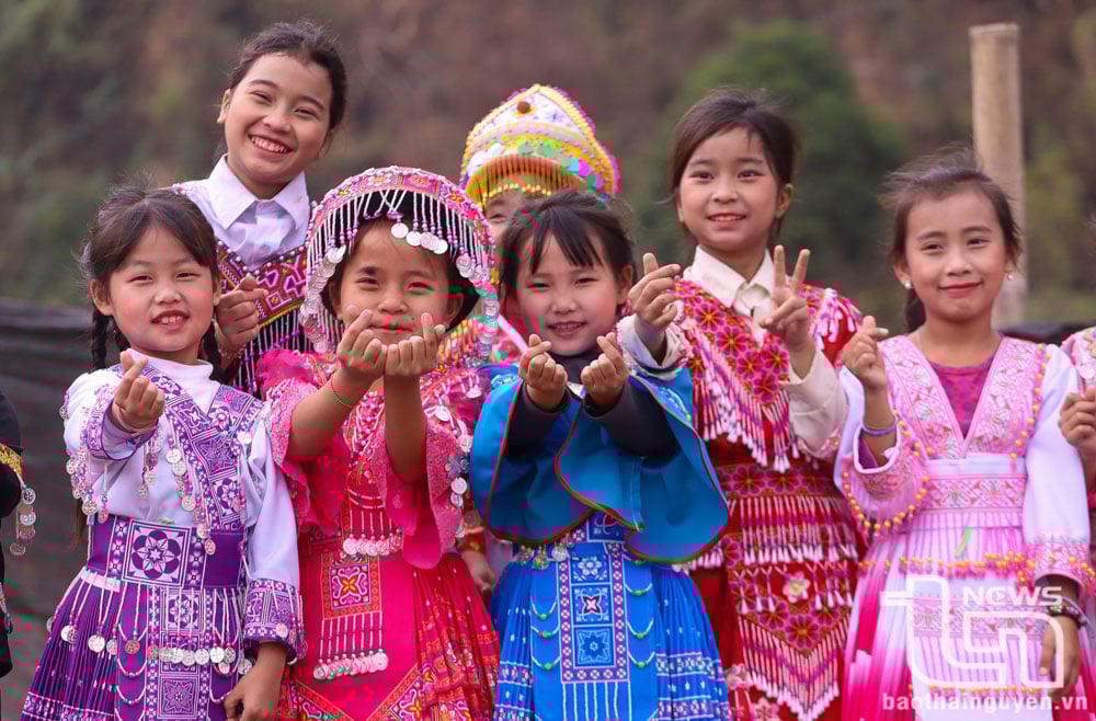 Chương trình mục tiêu Quốc gia phát triển kinh tế - xã hội vùng đồng bào dân tộc thiểu số và miền núi được triển khai đã góp phần nâng cao đời sống người dân. Trong ảnh: Trẻ em người Mông xóm Lân Quan, xã Tân Long (Đồng Hỷ) trong trang phục truyền thống vui hội Xuân Ất Tỵ 2025.