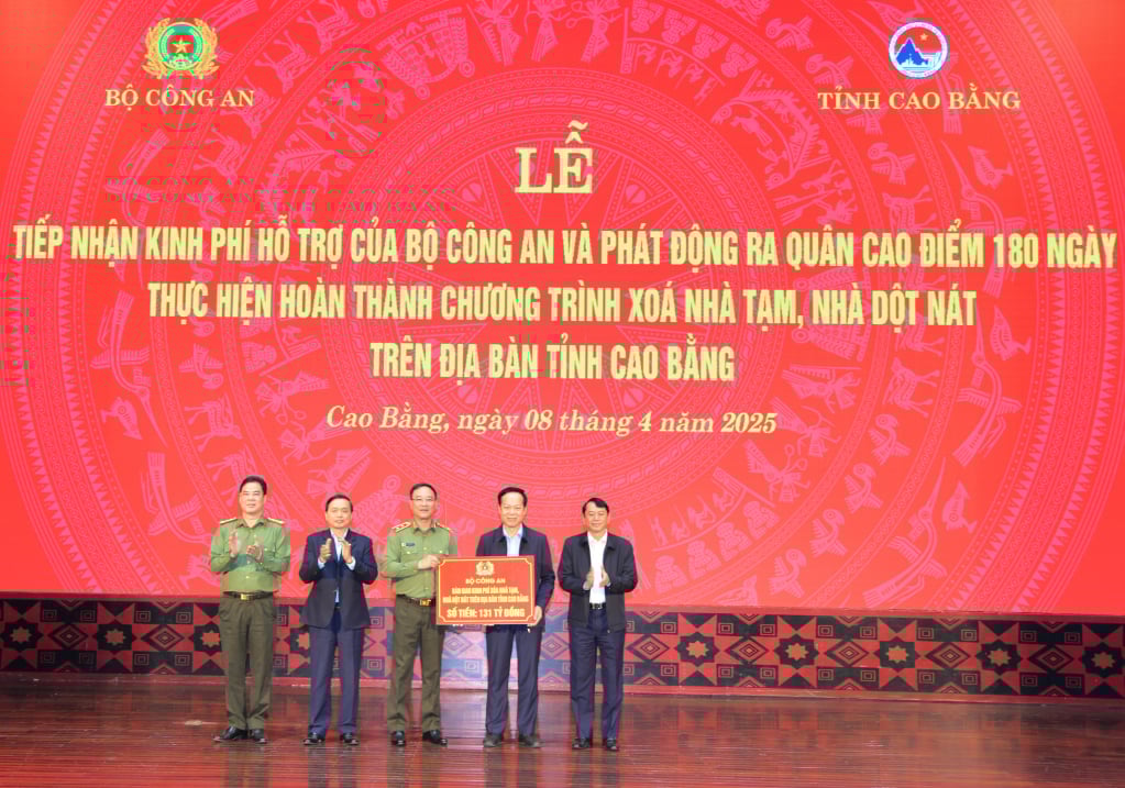 Các đồng chí lãnh đạo Tỉnh ủy, UBND, Ủy ban MTTQ tỉnh, Công an tỉnh tiếp nhận nguồn kinh phí xóa nhà tạm, nhà dột nát của Bộ Công an.