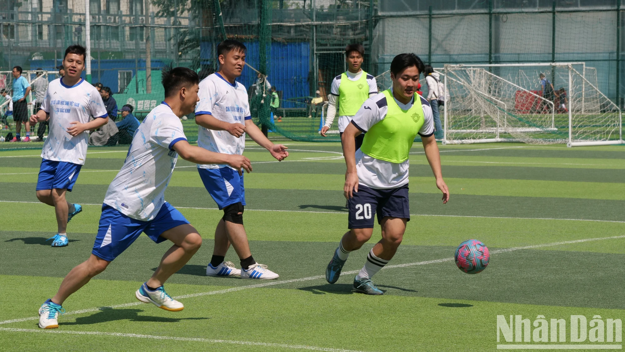 [Foto] Emocionante Torneo de Fútbol Cuatro Estrellas de Vietnam en Beijing, China, en 2025 foto 10