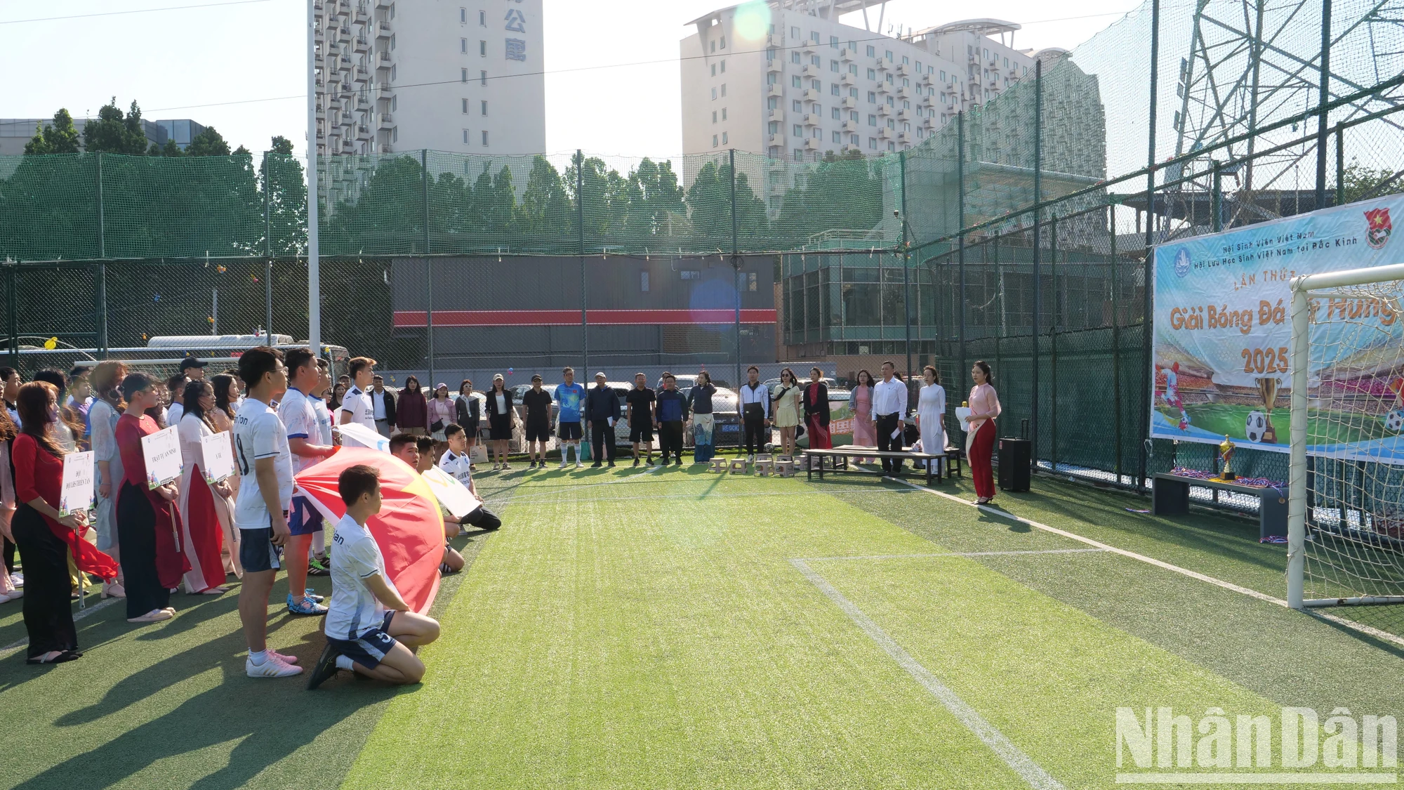 [Foto] Emocionante Torneo de Fútbol Cuatro Estrellas de Vietnam en Beijing, China, en 2025, foto 2