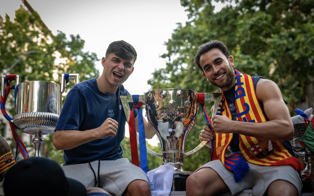 Xứ Catalan mở hội, Barcelona tưng bừng rước 3 cúp vô địch - Ảnh 11.