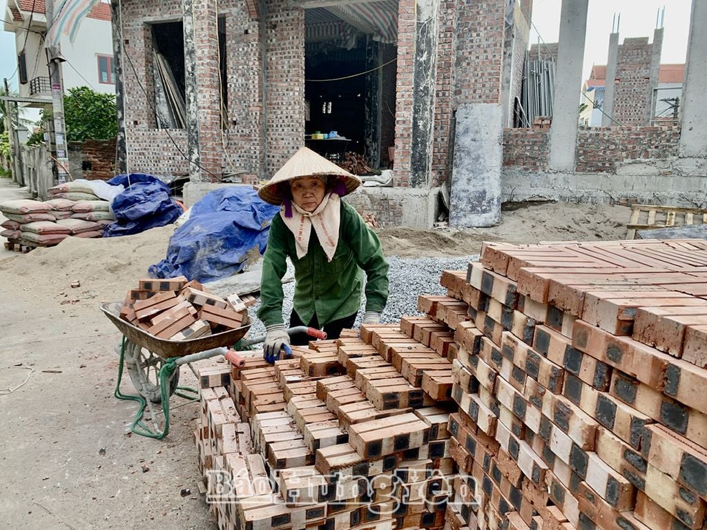 Nguồn cung gạch khan hiếm khiến nhiều công trình bị chậm tiến độ