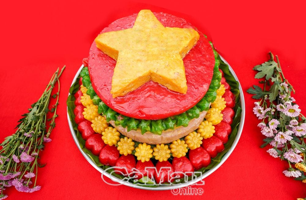 Mâm bánh dân gian nổi bật bởi hình ảnh ngôi sao vàng trên nền đỏ, tượng trưng cho lá cờ Tổ quốc, chào mừng kỷ niệm 50 năm thống nhất non sông.