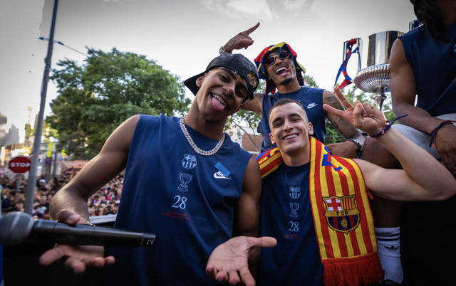 Xứ Catalan mở hội, Barcelona tưng bừng rước 3 cúp vô địch - Ảnh 13.