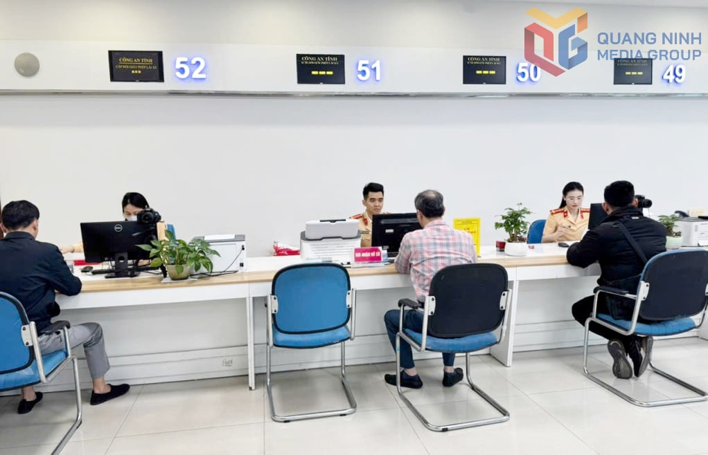 Giải quyết thủ tục hành chính cho người dân, doanh nghiệp tại Trung tâm Phục vụ hành chính công tỉnh.