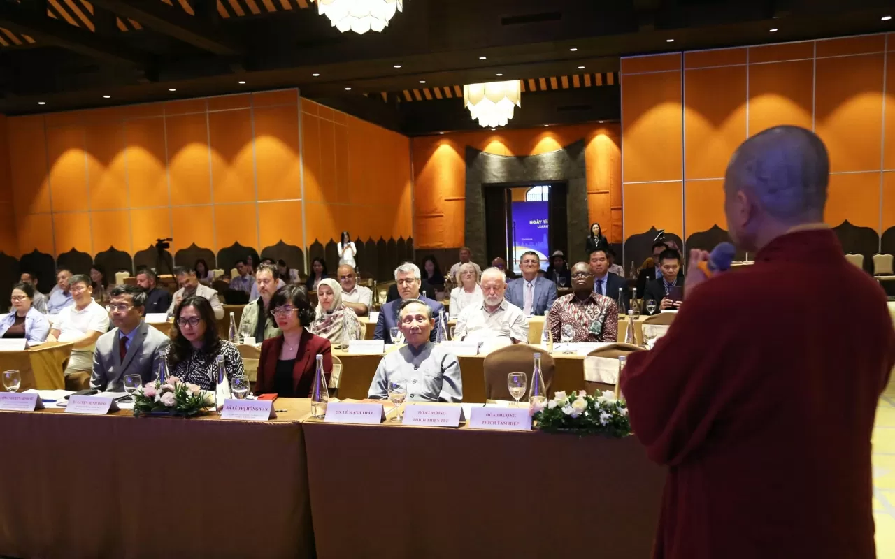 Hoàng thượng Thích Quán Thiện Tuệ cùng với các đại biểu dành 1 phút ngồi thiền. (Ảnh: Thành Long)