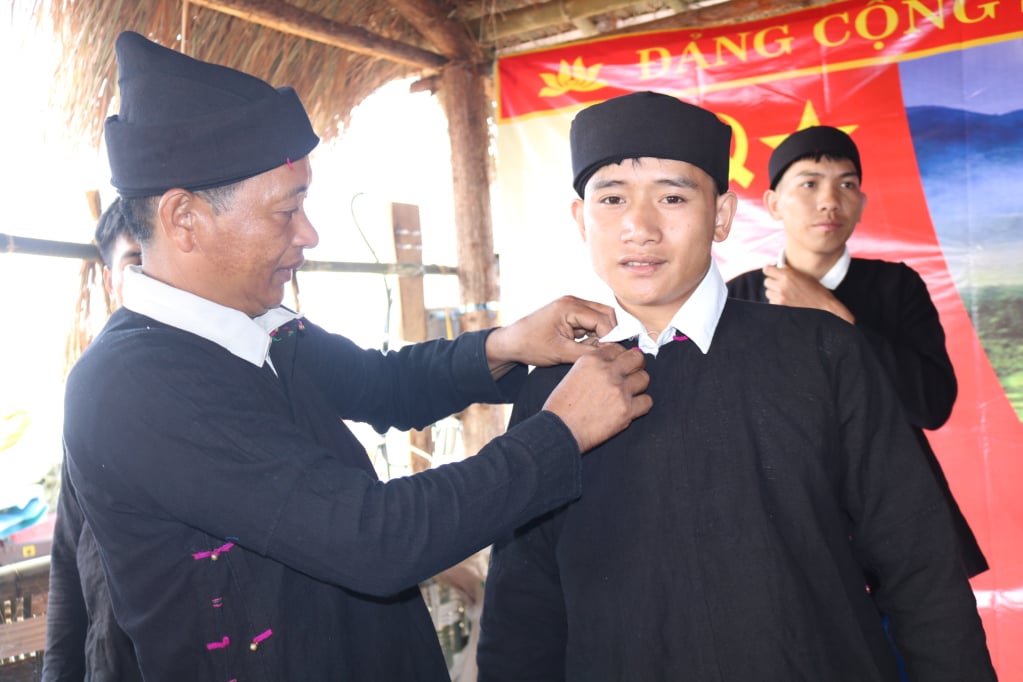 Trang phục nam giới Lô Lô đen tương đồng với trang phục nam của các dân tộc khác của Cao Bằng.